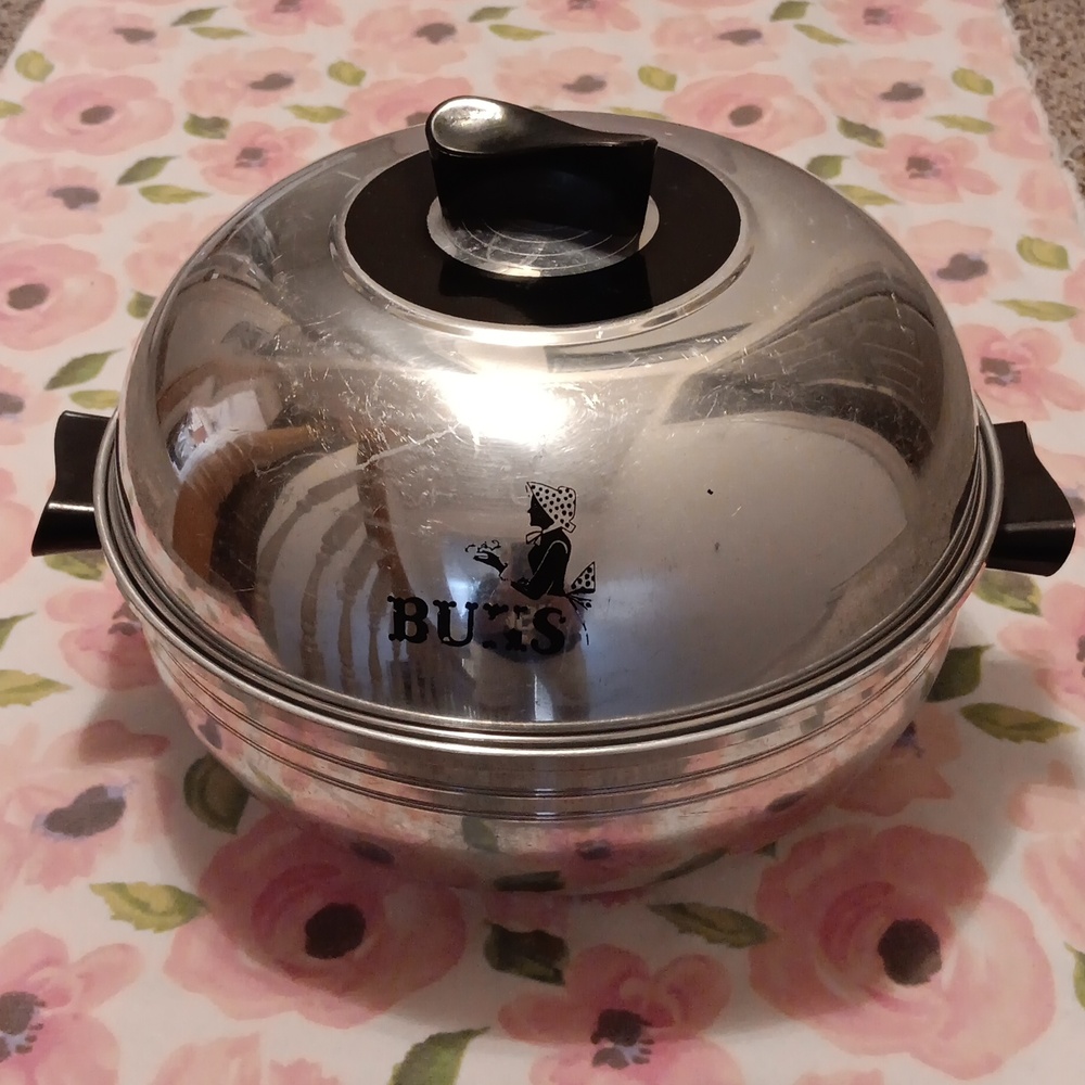 West Bend "BUNS"  serving oven. A Novelty  bun warm for guests/ family.